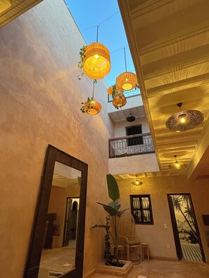 المنشأة من الداخل