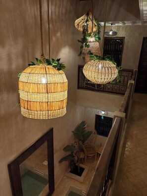 المنشأة من الداخل