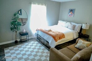 Iron/ironing board, Internet, bed sheets - COZY STAY D
Near Fort Campbell, APSU, exit 1 & 4, 2bed Apartment, Self Checking (Clarksville)