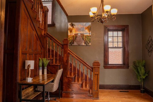 Spacious UMKC Stay • Near Top Spots