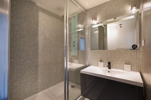 Dusche, Haartrockner, Handtücher, Toilettenpapier