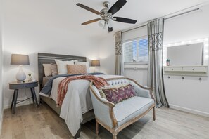 Iron/ironing board, WiFi, bed sheets - Quiet & Walkable - Stylish Condo With Local Vibe (Austin)