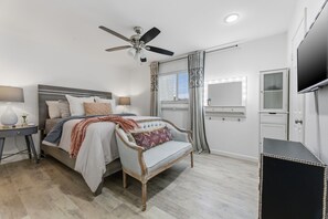 Room - Quiet & Walkable - Stylish Condo With Local Vibe (Austin)