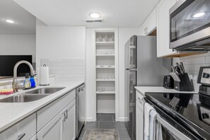 Private kitchen - Quiet & Walkable - Stylish Condo With Local Vibe (Austin)