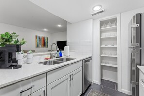 Private kitchen - Quiet & Walkable - Stylish Condo With Local Vibe (Austin)