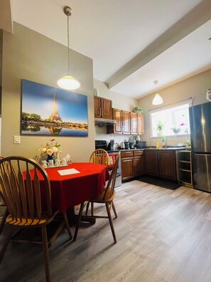 Dining - Enjoyable 2-bedroom house in lovely Saanich Core neighborhood (Saanich Core)