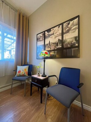 Interior - Enjoyable 2-bedroom house in lovely Saanich Core neighborhood (Saanich Core)