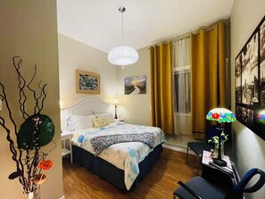 Room - Enjoyable 2-bedroom house in lovely Saanich Core neighborhood (Saanich Core)