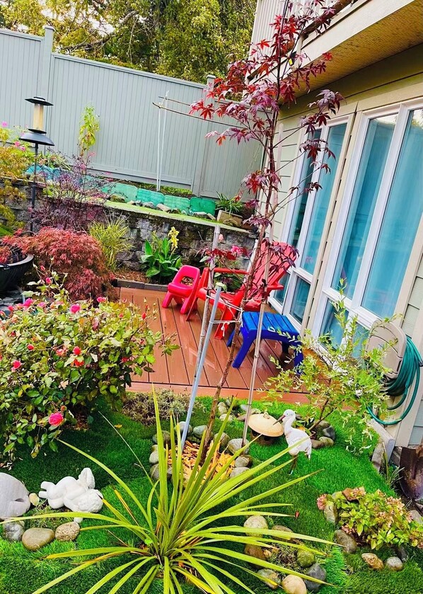 Terrace/patio - Enjoyable 2-bedroom house in lovely Saanich Core neighborhood (Saanich Core)