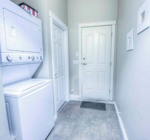 Interior - Enjoyable 2-bedroom house in lovely Saanich Core neighborhood (Saanich Core)