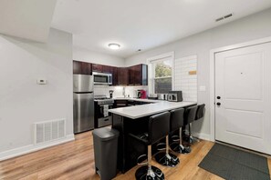Frigorífico, microondas, horno y placa de cocina