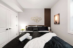 2 bedrooms, iron/ironing board, WiFi, bed sheets - Welcome to our Charming 2BD 2BA Pilsen Apartment (Chicago)