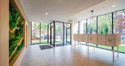 Edgewater Gem by the Lake! 2BR with Parking & Gym