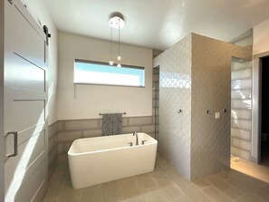 Shower, towels, soap, toilet paper - Bright and Spacious Home in Tetherow - The Perfect Base for your Winter Getaway! (Bend)