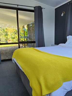 Room - Close to shops and harbour! Modern interior, large deck with space for the boat (Pukenui)