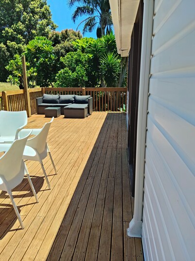 Close to shops and harbour! Modern interior, large deck with space for the boat