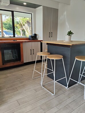 Private kitchen - Close to shops and harbour! Modern interior, large deck with space for the boat (Pukenui)