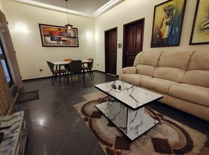 Apartamento família, 3 quartos, para não fumantes | Área de estar