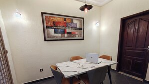 تناول الطعام داخل الغرفة