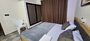 Espacio para trabajar con laptop y tabla de planchar con plancha 
