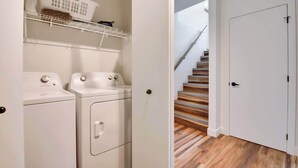 Un área de lavandería con lavadora, secadora y estantes con productos de limpieza.