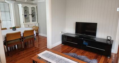 The Heights! Comfortable, cosy Queenslander cottage with a retro vibe.