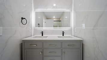 Hårføner, håndklær, såpe og toalettpapir