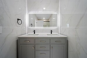 Secadora de cabello, toallas, jabón, papel de baño 