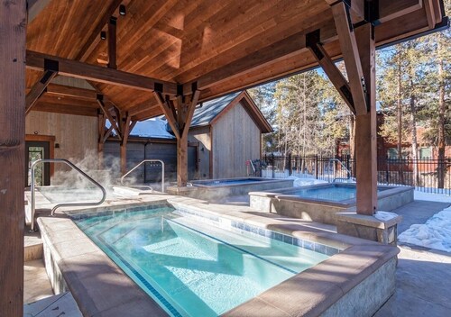 Great Location - 3 Minute Walk to Lifts & Town - Newly Listed Peak 9 Condo