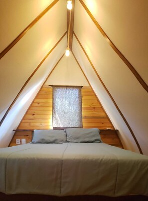 Internet, bed sheets - Romantic chalet with fireplace and hot tub. Nature: river, trails and araucaria trees. (Santa Teresinha)