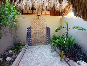 المنطقة المحيطة بالمنشأة