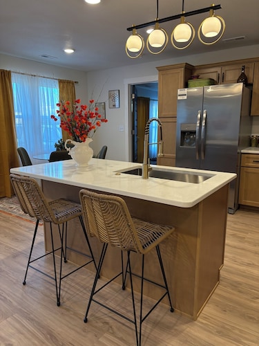 Spacious 4-bedroom house. Boutique Home. 5 min to Fort Leonard Wood east gate!