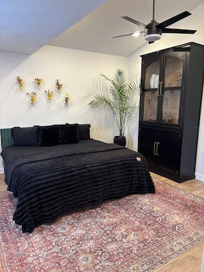 4 makuuhuonetta, vauvan matkasänky, Wi-Fi, vuodevaatteet