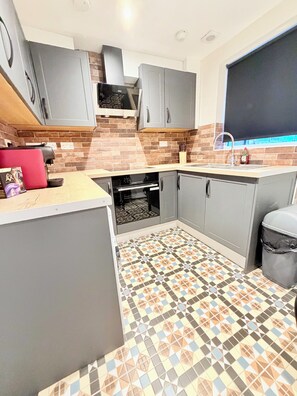 Fridge, microwave, oven, coffee/tea maker