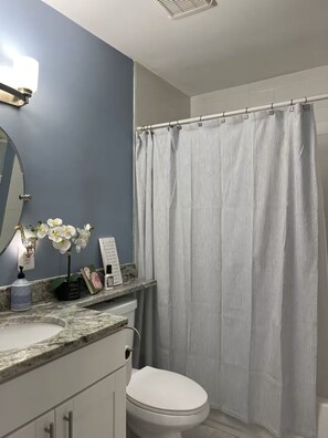 Hair dryer, towels, soap, toilet paper - Alpaca Farm, Japanese Garden, Family Friendly
3-bedroom bed & breakfast (Spotsylvania Courthouse)