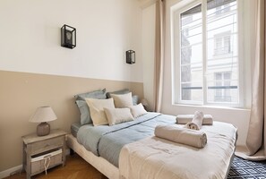 Iron/ironing board, WiFi, bed sheets - Sophisticated Paris 1BR | Exceptional Location & Contemporary Comfort (Paris)