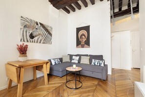 Smart TV - Sophisticated Paris 1BR | Exceptional Location & Contemporary Comfort (Paris)
