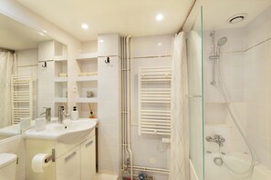 Shower, hair dryer, towels, toilet paper - Sophisticated Paris 1BR | Exceptional Location & Contemporary Comfort (Paris)