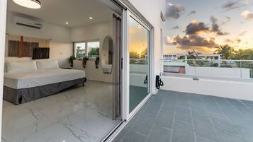 Escritorio, tabla de planchar con plancha, cuna de viaje y wifi gratis