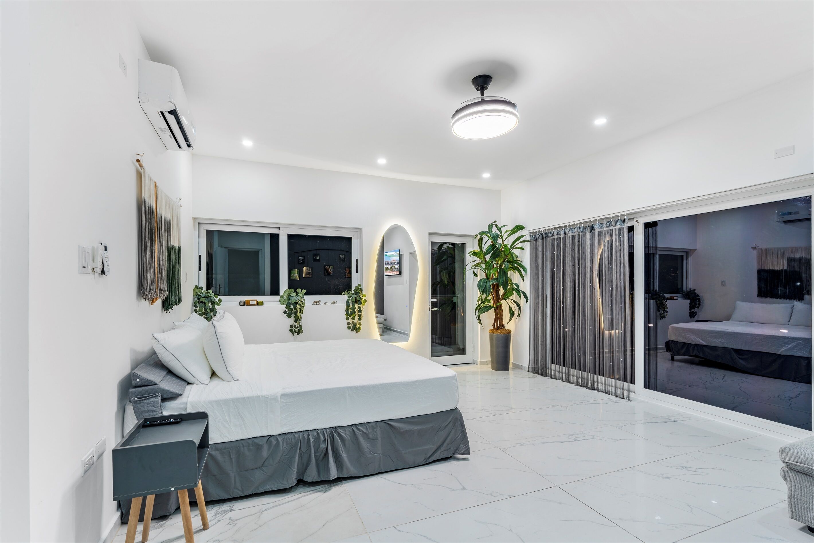 Escritorio, tabla de planchar con plancha, cuna de viaje y wifi gratis 