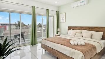 Skrivebord, strykejern/-brett, reiseseng for barn og wi-fi (inkludert)