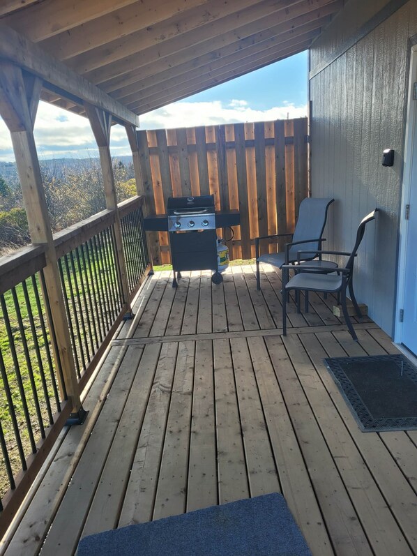 Terrace/patio - Copper's Cabin - Tiny house - -Minutes to amenities but feels like miles away! (Digby)