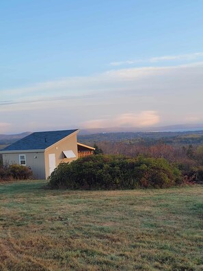 Exterior - Copper's Cabin - Tiny house - -Minutes to amenities but feels like miles away! (Digby)