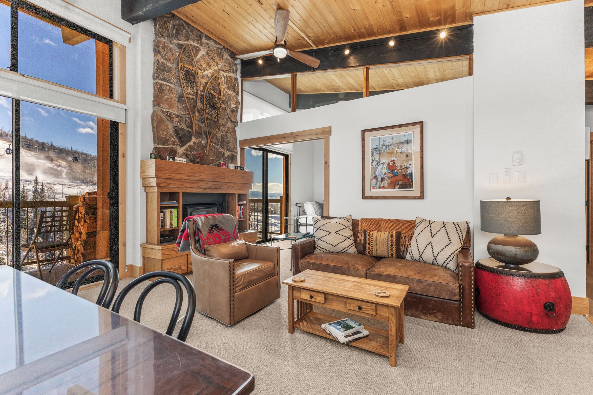 Smart TV, fireplace