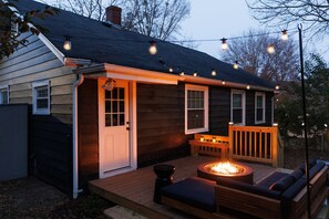 Terrace/patio - The Downtown Cottage, Stylish & Walkable in Cary (Cary)