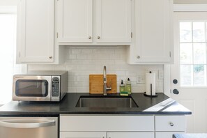 Microwave, oven, stovetop, dishwasher - The Downtown Cottage, Stylish & Walkable in Cary (Cary)