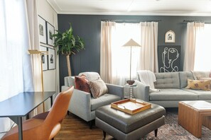 TV, fireplace - The Downtown Cottage, Stylish & Walkable in Cary (Cary)