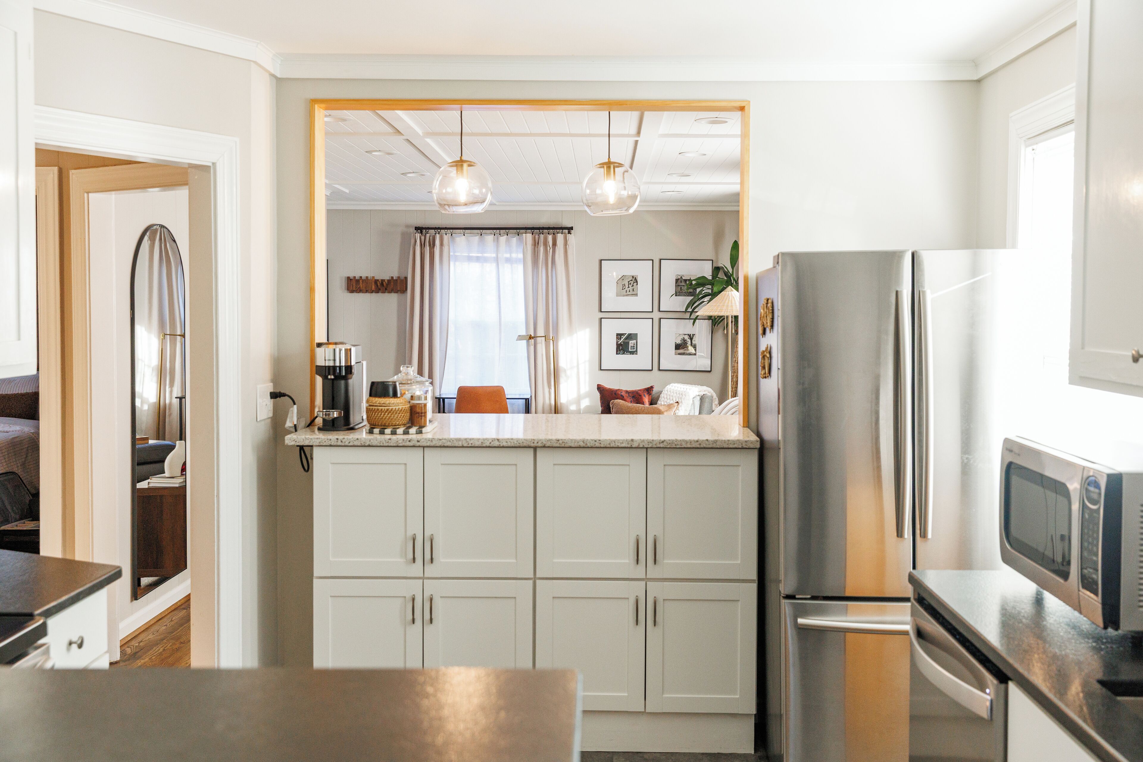 Een magnetron, een oven, een kookplaat, een vaatwasser