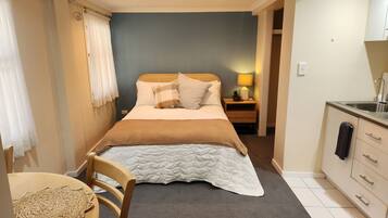 Iron/ironing board, bed sheets