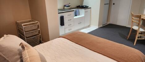 Een strijkplank/strijkijzer, beddengoed